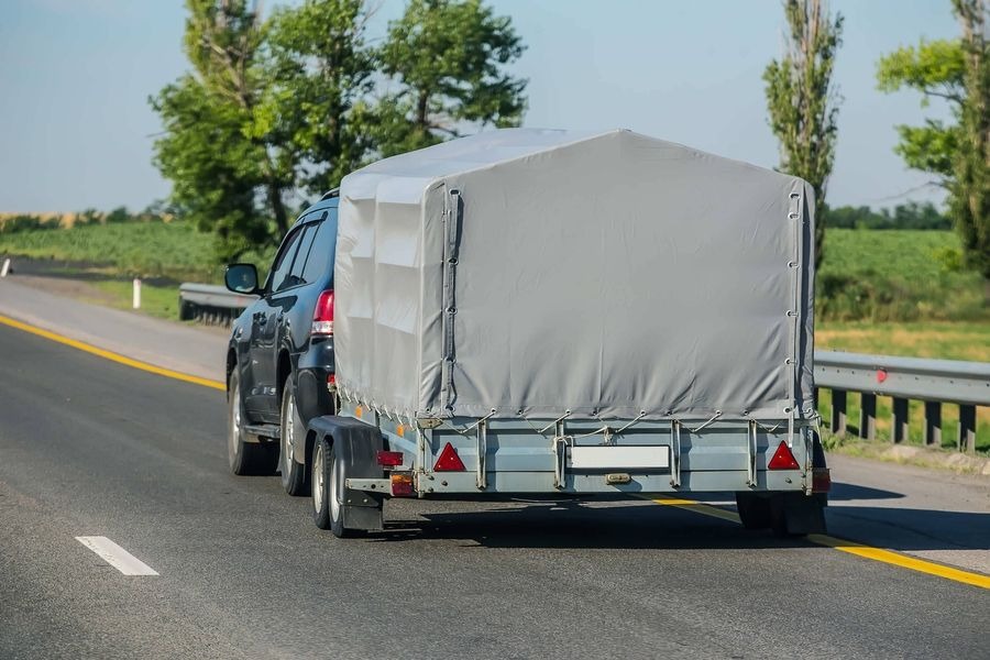 Auto mit Anhänger auf Straße