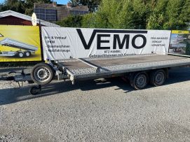 Vemo Anhänger auf Kiesplatz