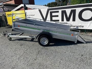 Anhänger auf Kiesboden präsentiert
